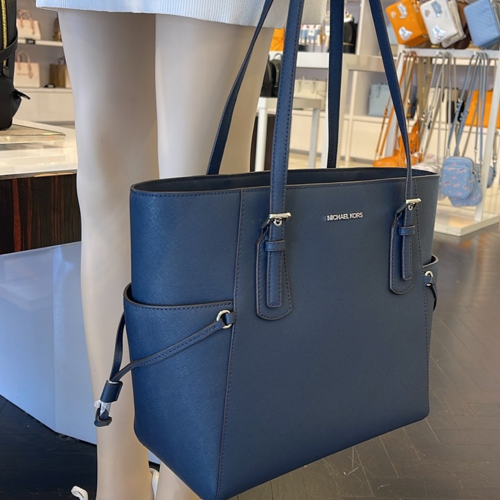 Michael Kors Voyager Large Saffiano Leather Tote Bag
Navy
NWT - Picture 8 of 16